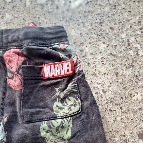 H&M Kids' Black MARVEL Graphic Shorts l Size:6 - Picture 8 of 9